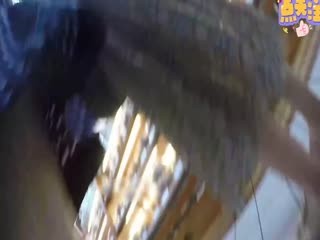 [偷拍]_ 超市尾随狂; )拍！年轻美女裙底春光全泄露
